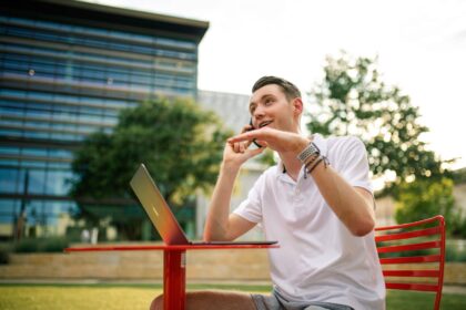 Communicating with Job Candidates in Las Vegas